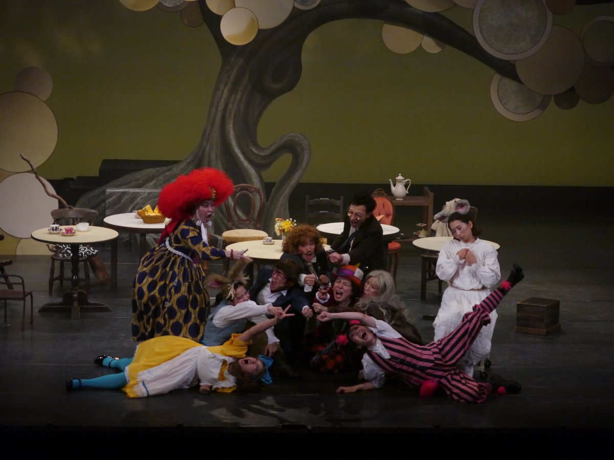 piccolo_theater's tweet photo. #ピッコロ劇団
《不思議の国のアリスの》帽子屋さんのお茶の会

本日で8月公演は無事終了いたしました。
ご来場いただいた皆様、ありがとうございました！

次回は11月のわくわくステージ、12月に子ども出演者も加わって兵庫県立芸術文化センターで上演いたします✨

また秋と冬にお会いしましょう🎩 https://t.co/Ch1uddygl7