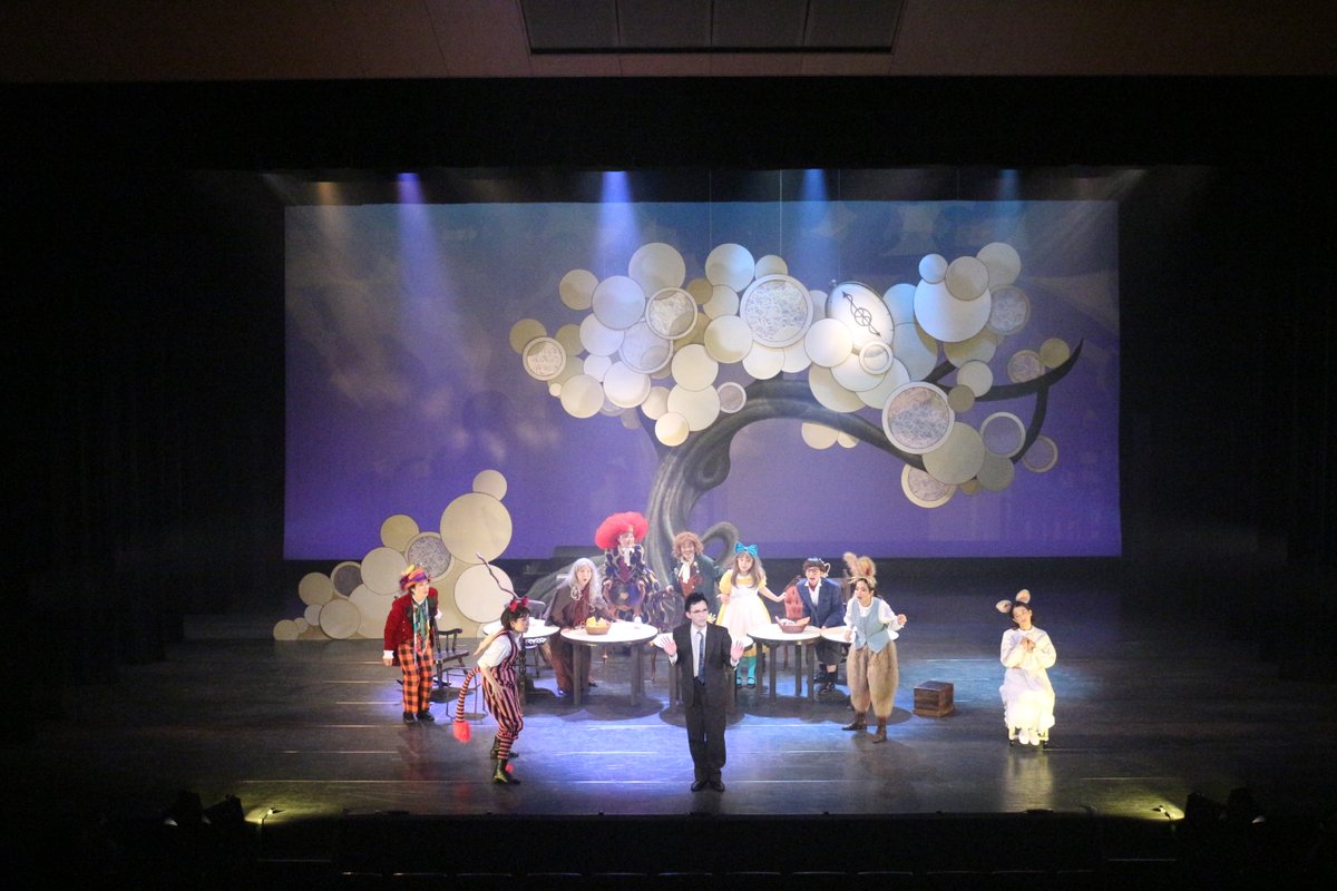 piccolo_theater's tweet photo. #ピッコロ劇団
《不思議の国のアリスの》帽子屋さんのお茶の会

本日で8月公演は無事終了いたしました。
ご来場いただいた皆様、ありがとうございました！

次回は11月のわくわくステージ、12月に子ども出演者も加わって兵庫県立芸術文化センターで上演いたします✨

また秋と冬にお会いしましょう🎩 https://t.co/Ch1uddygl7