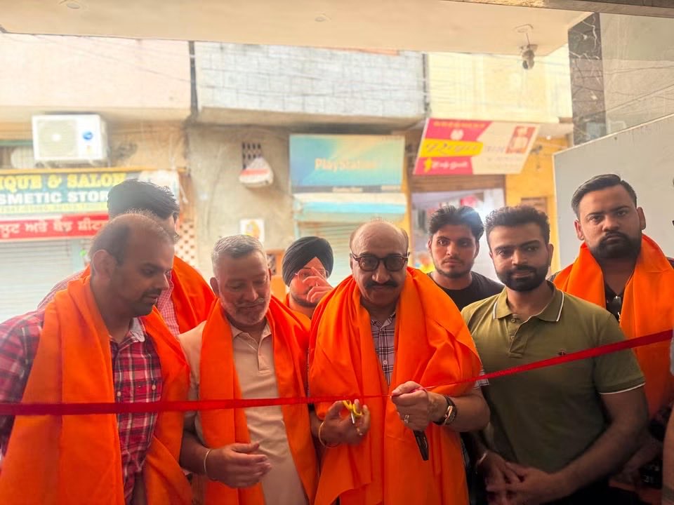 pappuofficial's tweet photo. ਰਾਧੇ ਸ਼ਾਮਕਾ ਫਾਊਂਡੇਸ਼ਨ ਵੱਲੋਂ ਆਯੋਜਿਤ 53ਵੇਂ ਮੁਫ਼ਤ ਮਲਟੀਸਪੈਸ਼ਲਿਟੀ ਮੈਡੀਕਲ ਅਤੇ ਨੇਤਰ ਜਾਂਚ ਕੈਂਪ ਵਿੱਚ ਸ਼ਾਮਲ ਹੋ ਕੇ ਸਮਾਜ ਸੇਵਾ ਦਾ ਮੌਕਾ ਮਿਲਿਆ।
ਲੋਕਾਂ ਦੀ ਸਿਹਤ ਅਤੇ ਭਲਾਈ ਲਈ ਅਜਿਹੇ ਉਪਰਾਲੇ ਸੱਚਮੁੱਚ ਪ੍ਰੇਰਣਾਦਾਇਕ ਹਨ।
ਸੇਵਾ ਹੀ ਸਭ ਤੋਂ ਵੱਡਾ ਧਰਮ ਹੈ। 🙏👁️
#FreeMedicalCamp #FreeEyeCamp #Ashwanikumarpappu https://t.co/Vj0FJXCKwX