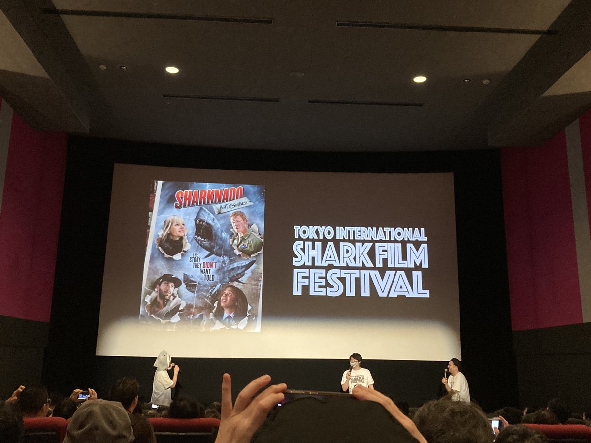 ssm_kop's tweet photo. 本日はシャークネードハートオブシャークネス、学校のサメ談、温泉シャーク2先行上映の3本立てでした
帰りにgigoでアクスタ購入！残っててよかった〜 https://t.co/ordK56xyp1