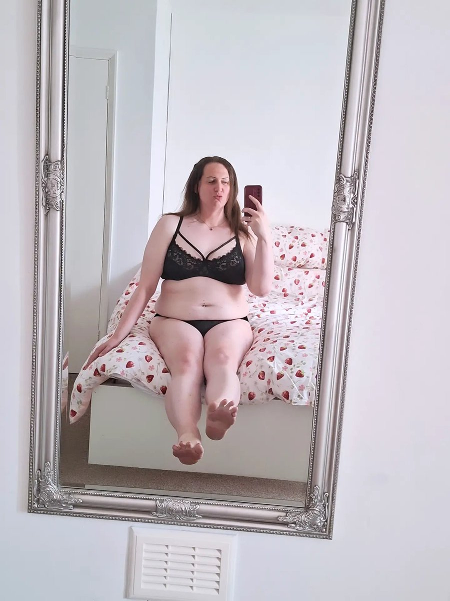 JodieADX's tweet photo. Worship my feet 💋 https://t.co/2tcgJc42qt