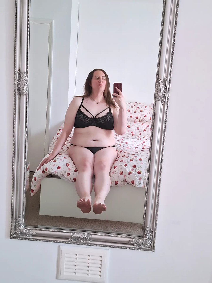 JodieADX's tweet photo. Worship my feet 💋 https://t.co/2tcgJc42qt