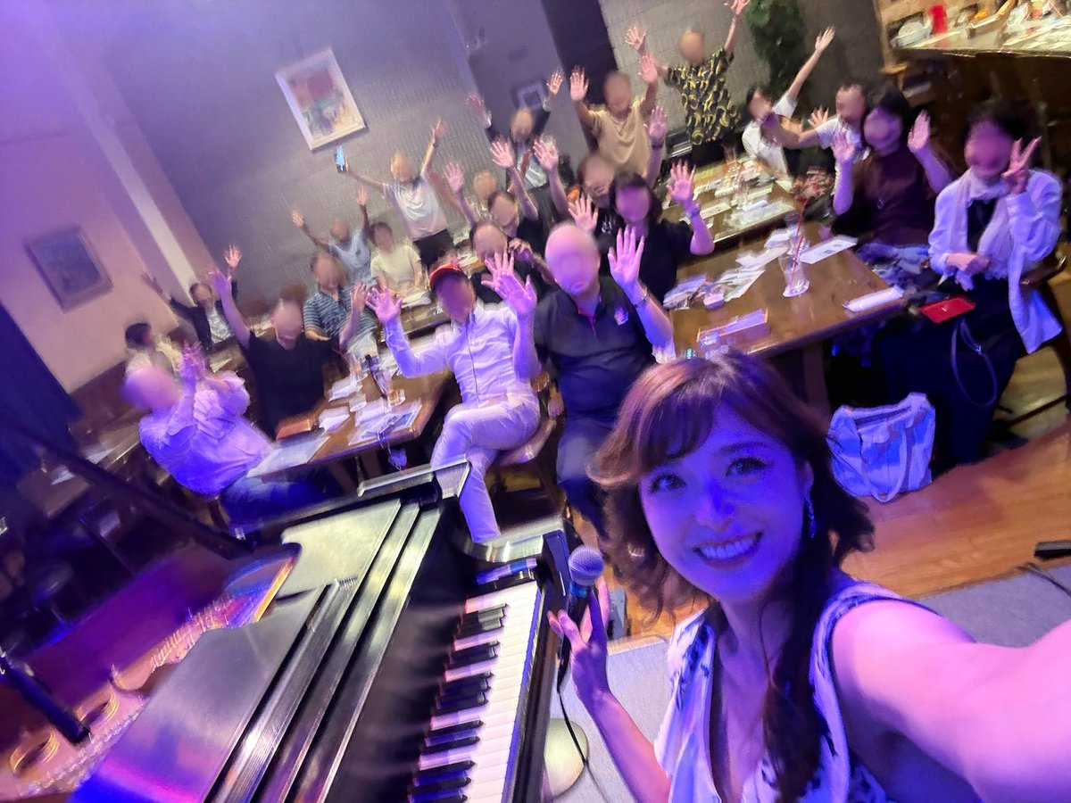 riyoriyo_'s tweet photo. 【ちょっと感動した…】
全国ツアー第一弾の、関西ツアーから戻りました。
最強レコーディングメンバーと京都、大阪。
最終日は和歌山ソロ公演。色々ドラマもありつつ
ちょっとマジで幸せなツアーでした…
初日はこの7thアルバム全国ツアー超初日。
緊張感と新鮮さの中、自分のオリジナル曲にも
新たな気づきと反省点を感じれて。でもライブ後、
メンバーと語り合い翌日に生かす過程を踏めた。
二日目の大阪はちょっとビックリなくらい、
私が今ガチで信じてるこのトリオの
ポテンシャルと凄さが開きだして…
ここ数年のライブの中でも多分一生忘れない。
どこまでも飛べそうなライブだった。
しかも会場のお客様もバンドと一体になって
どこまでもついてきてくれる！！
…楽し過ぎて泣いた。。
なんだろう？同世代メンバーって面白い。
多分、聴いてきた音楽が一緒、
通ってきた世の中の事件やライフスタイル、
世相も一緒だったからか？音楽的に
「次ここ行きたい」がお互い言わずもがな伝わる。
だから、生きた”生”の音がどんどん生み出せる…
本当に不思議な夜でした。
最高なオーディエンス様スタッフ様にも本当に感謝。
和歌山Desafinadoさんも素敵なお店でした。
女性のお客様多かったのも嬉しかったです♡
ここからまだまだ続くツアー20公演ほど…！！
トリオ公演もソロ公演も、
どこまで変化進化していけるか…？
これだからツアーは本当に面白い。
皆さま！！絶対に見逃さないで遊びにきてね🔥🔥

【近日のスケジュール】　
(下記はツアー以外のスケジュールも含みます)
8/7(金)本厚木Cabin
8/9(日)インペリアルジャズ大阪
8/11(火祝)タワーレコード錦糸町店(昼)
8/11(火祝)お茶の水ナル(夜)  完売
8/12(水)インペリアルジャズ東京
8/21(金)浜松Hermit Dolphin
8/22(土)名古屋Star Eyes(昼)
8/23(日)八ヶ岳ジャズフェス
8/27(木)仙台Stardust
8/28(金)秋田Cat Walk
8/29(土)桐生Village
8/30(日)入間グリーンティージャズフェス 
9/5(土)長野Back Drop
9/6(日)甲府Alone (昼)
9/12(土)タワーレコード渋谷店
9/18(金)目黒ブルースアレイ  BDライブ🎉
9/19(土) 目黒ブルースアレイ  BDライブ🎉
(※ファンクラブ先行予約開始しました！)
9/23(水)倉敷Avenue (solo)
9/24(木) 高松  燦庫
9/25(金)広島bird
9/26(土)徳島Coti
9/27(日)亀山JAZZフェス
9/30(水)本厚木キャビン
10/8(木)大分Blick Block
10/9(金)福岡border
10/10(土)熊本Cib (昼)
10/11(日)横濱ジャズプロムナード
10/16(金)小山Fellows
10/17(土)日立 サテライト日興(昼)
10/30(金)札幌Jamusic
10/31(土)札幌D-bop
11/6(金)名古屋ミスターケニーズ
11/7(土)名古屋ミスターケニーズ(昼)