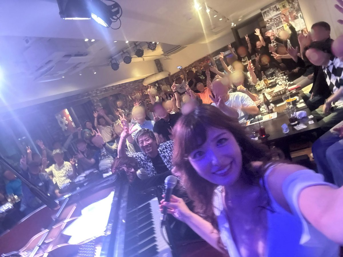 riyoriyo_'s tweet photo. 【ちょっと感動した…】
全国ツアー第一弾の、関西ツアーから戻りました。
最強レコーディングメンバーと京都、大阪。
最終日は和歌山ソロ公演。色々ドラマもありつつ
ちょっとマジで幸せなツアーでした…
初日はこの7thアルバム全国ツアー超初日。
緊張感と新鮮さの中、自分のオリジナル曲にも
新たな気づきと反省点を感じれて。でもライブ後、
メンバーと語り合い翌日に生かす過程を踏めた。
二日目の大阪はちょっとビックリなくらい、
私が今ガチで信じてるこのトリオの
ポテンシャルと凄さが開きだして…
ここ数年のライブの中でも多分一生忘れない。
どこまでも飛べそうなライブだった。
しかも会場のお客様もバンドと一体になって
どこまでもついてきてくれる！！
…楽し過ぎて泣いた。。
なんだろう？同世代メンバーって面白い。
多分、聴いてきた音楽が一緒、
通ってきた世の中の事件やライフスタイル、
世相も一緒だったからか？音楽的に
「次ここ行きたい」がお互い言わずもがな伝わる。
だから、生きた”生”の音がどんどん生み出せる…
本当に不思議な夜でした。
最高なオーディエンス様スタッフ様にも本当に感謝。
和歌山Desafinadoさんも素敵なお店でした。
女性のお客様多かったのも嬉しかったです♡
ここからまだまだ続くツアー20公演ほど…！！
トリオ公演もソロ公演も、
どこまで変化進化していけるか…？
これだからツアーは本当に面白い。
皆さま！！絶対に見逃さないで遊びにきてね🔥🔥

【近日のスケジュール】　
(下記はツアー以外のスケジュールも含みます)
8/7(金)本厚木Cabin
8/9(日)インペリアルジャズ大阪
8/11(火祝)タワーレコード錦糸町店(昼)
8/11(火祝)お茶の水ナル(夜)  完売
8/12(水)インペリアルジャズ東京
8/21(金)浜松Hermit Dolphin
8/22(土)名古屋Star Eyes(昼)
8/23(日)八ヶ岳ジャズフェス
8/27(木)仙台Stardust
8/28(金)秋田Cat Walk
8/29(土)桐生Village
8/30(日)入間グリーンティージャズフェス 
9/5(土)長野Back Drop
9/6(日)甲府Alone (昼)
9/12(土)タワーレコード渋谷店
9/18(金)目黒ブルースアレイ  BDライブ🎉
9/19(土) 目黒ブルースアレイ  BDライブ🎉
(※ファンクラブ先行予約開始しました！)
9/23(水)倉敷Avenue (solo)
9/24(木) 高松  燦庫
9/25(金)広島bird
9/26(土)徳島Coti
9/27(日)亀山JAZZフェス
9/30(水)本厚木キャビン
10/8(木)大分Blick Block
10/9(金)福岡border
10/10(土)熊本Cib (昼)
10/11(日)横濱ジャズプロムナード
10/16(金)小山Fellows
10/17(土)日立 サテライト日興(昼)
10/30(金)札幌Jamusic
10/31(土)札幌D-bop
11/6(金)名古屋ミスターケニーズ
11/7(土)名古屋ミスターケニーズ(昼)