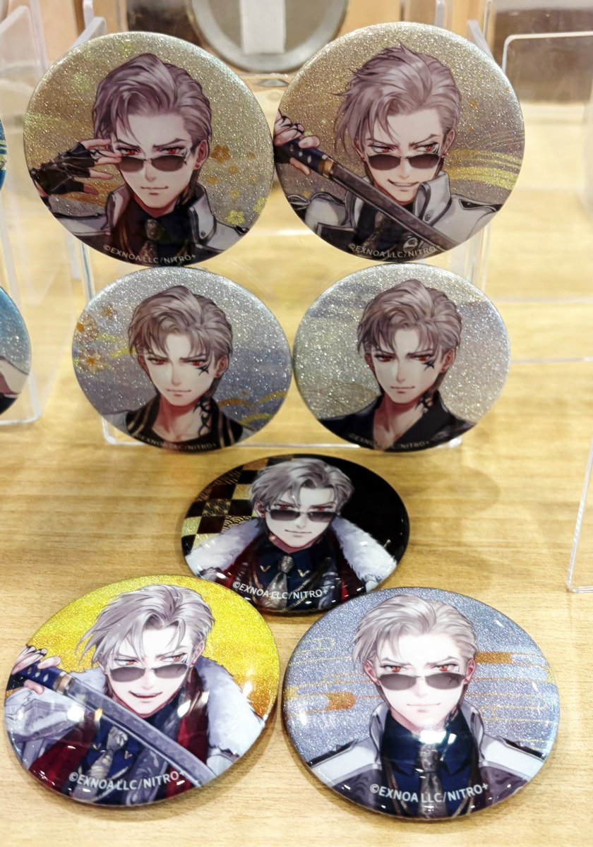 Crisp_COSMIC's tweet photo. 刀剣乱舞STOREの先着入場あったから急いで行ってきた！
無事に祝装ブロマイドとアクスタGET👍

絢爛缶バッジキラキラしてた✨
極山鳥毛やっぱり良い✨ https://t.co/lpYdxzylTk