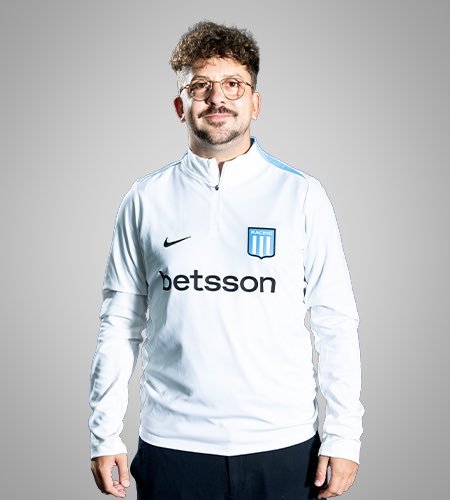 PresiNuca's tweet photo. 🚨PENSARON QUE ERAN EL PSG🚨

Este Minion es Javier Wainer, jefe de la secretaría técnica del #Racing de Milito.  

Tenían un presidente (Víctor Blanco) que los sacó del caos institucional (vendían papas en la cancha para pagar la luz), les hizo ganar 6 títulos, entre ellos una #Sudamenricana, les dió una identidad, les dió presencia en @afa y los acomodó financieramente.

Pero los hinchas y socios de Racing hicieron lo mismo que hizo Cacho que tenía una carnicería, se hizo la casa, se fue de vacaciones a Punta Cana, cambió el auto, creyó que era un burgués y votó a la derecha... Ahora es empleado de una carnicería de Coto, tuvo que vender el auto y no le alcanza ni para cargar la SUBE. 
Ahora AJO y AGUA, académico... Les hicieron creer que eran el PSG y son #Racing... O mejor dicho RASIN CLÚ.