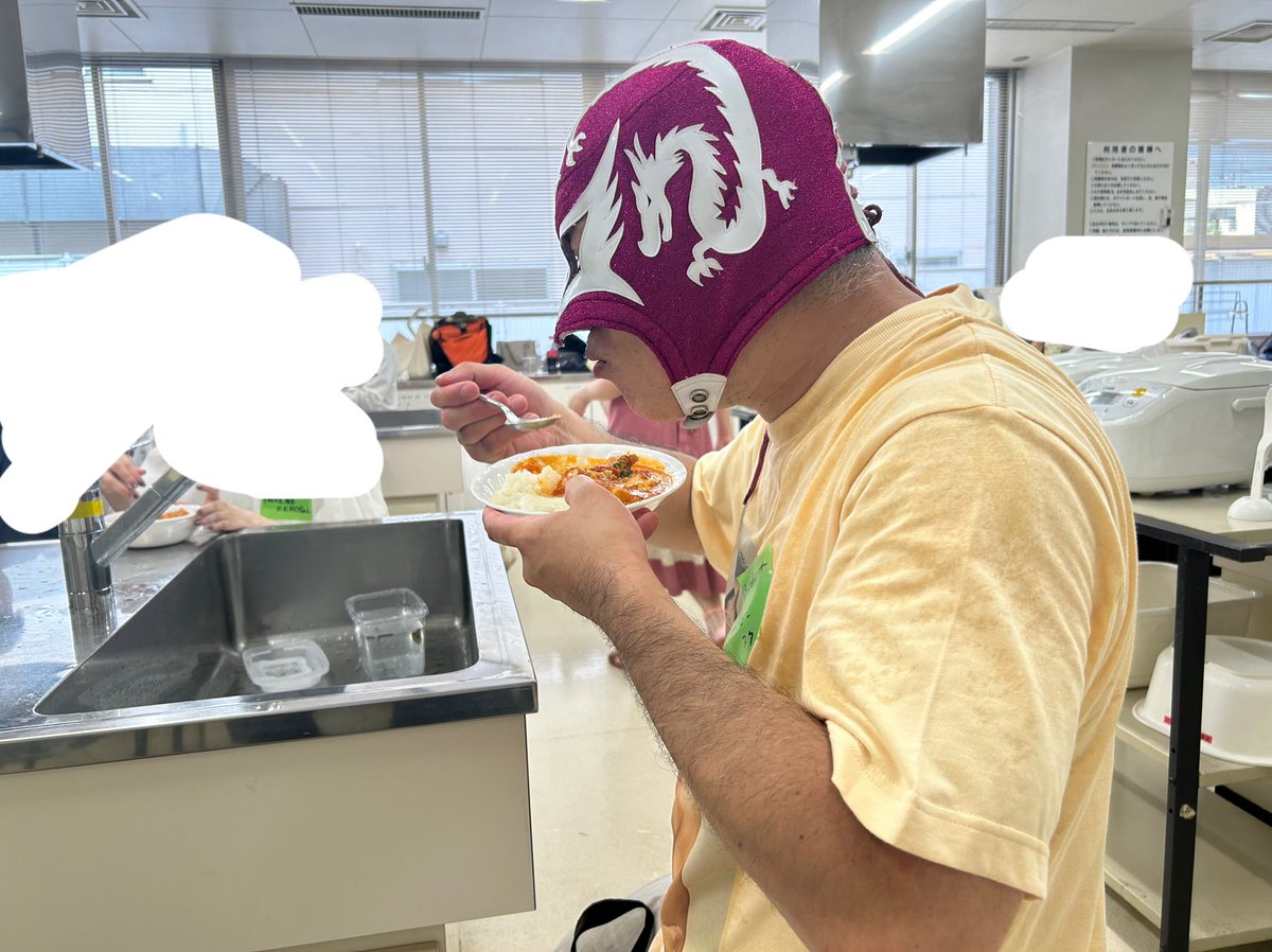 jikakured's tweet photo. ムービーさんとセミを獲っては食べる会に参加しました。
来年も行きたいです😊。 https://t.co/EHp6fKz9nx