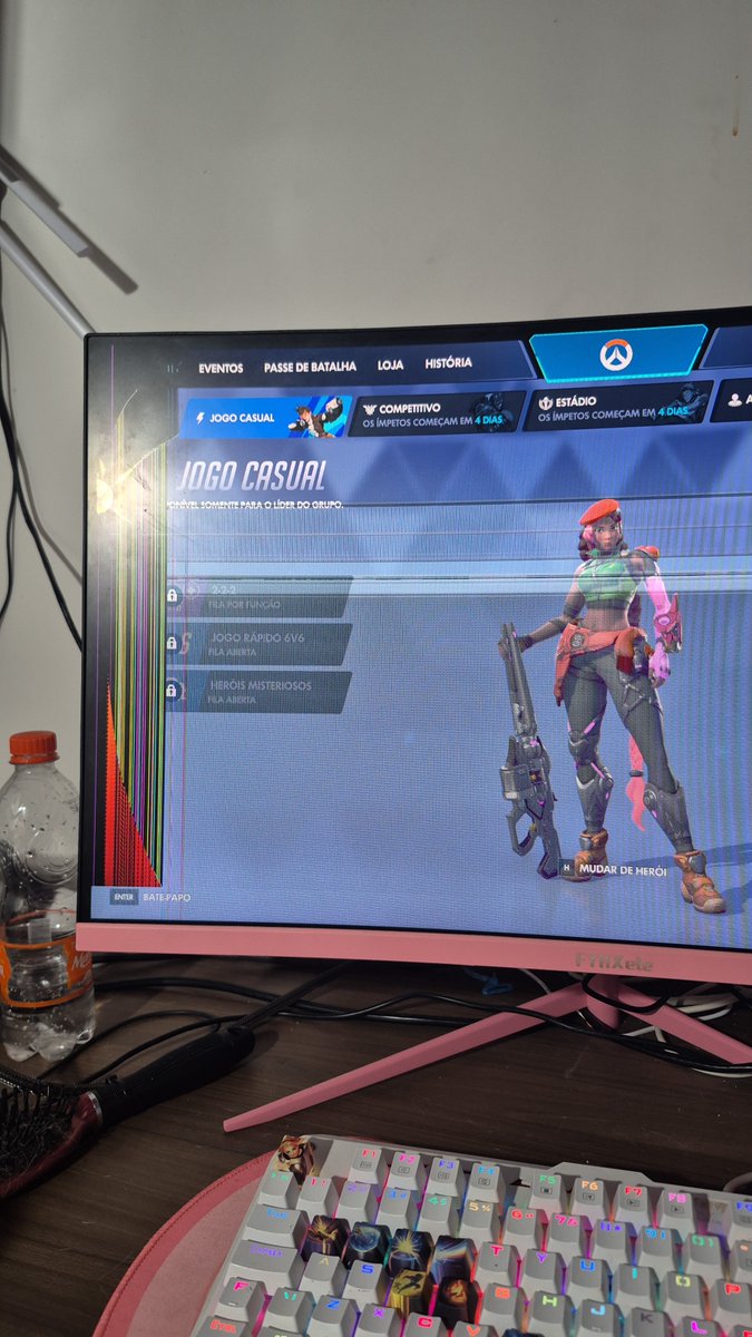 Mini_Franja's tweet photo. O gente, so pode ser divida de jogo essa porra. Meu gato derrubou e quebrou meu monitor https://t.co/TMTZw3Asbq