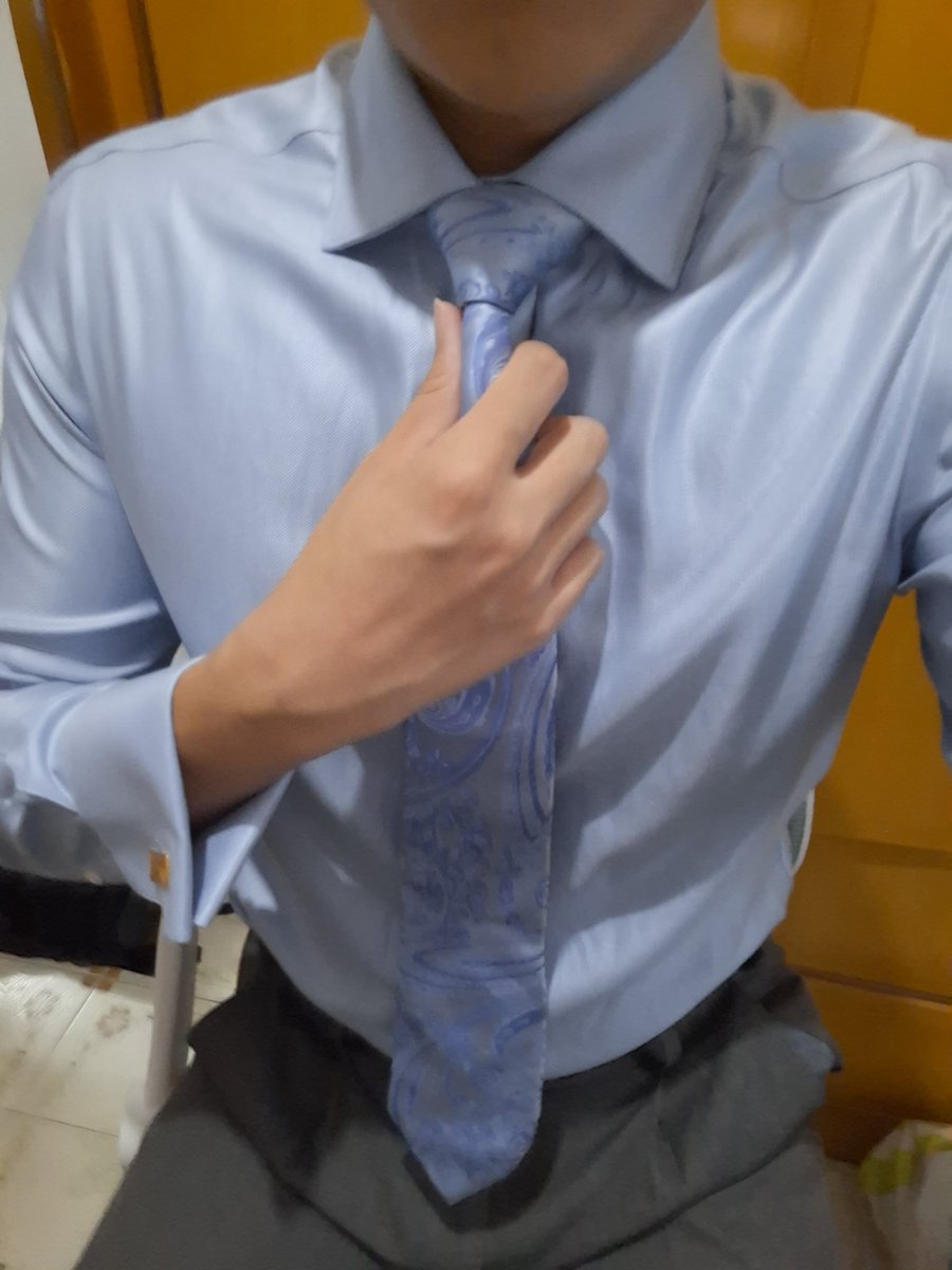 Nhk83756648's tweet photo. 彩蛋: 斯文與敗類

斯文: 配條英國絲綢領呔，睇吓會唔會再斯文啲，多D紳士氣質先。但總係覺得呢條呔都係唔多襯，睇MAP嘅GV都係覺得襯黑色恤衫多啲。

敗類: 拎返之前著花恤衫扮大佬嗰條假金鍊出嚟戴，再解開幾粒鈕，真係成浸土豪味出晒嚟。惡唔惡？(但差咁隻勞，同冇紋身)

大家鍾意斯文定係敗類呢？ https://t.co/JwWc5Sde1K