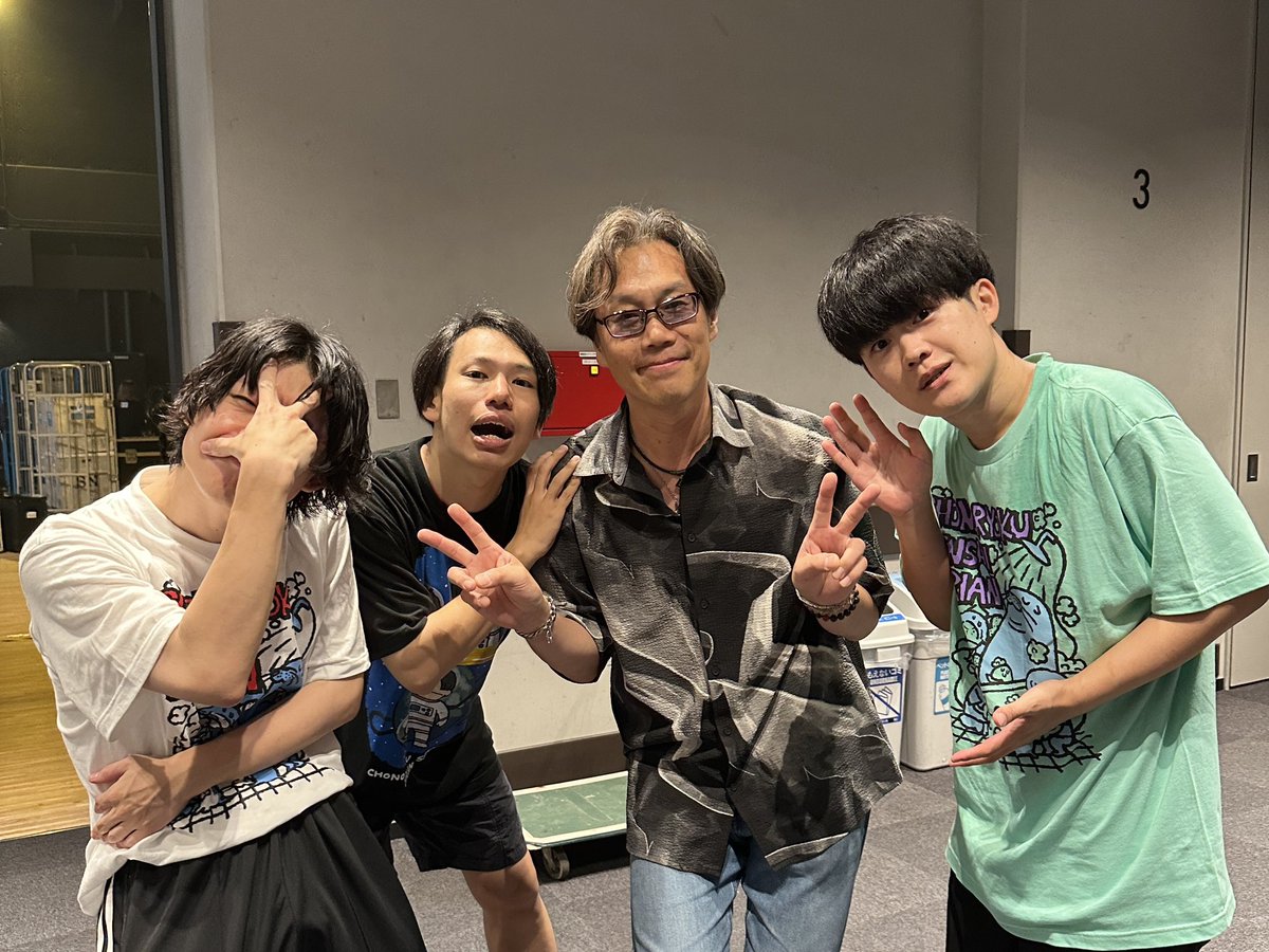 VoiceMasterNews's tweet photo. 今気づいたんですが、、、

先日フェスティバルホールを完売した辰巳ゆうとくんと、NHK大阪ホールを完売した「超能力戦士ドリアン」のおーちくん。

この2人の愛弟子が2日連続で岡谷鋼機名古屋公会堂を沸かせてるなんて、、、なんか胸熱です🔥

＃tatsumi_yuto 
＃durian_ochikun 
＃VoiceMasterNews https://t.co/w8e3KjRsPu