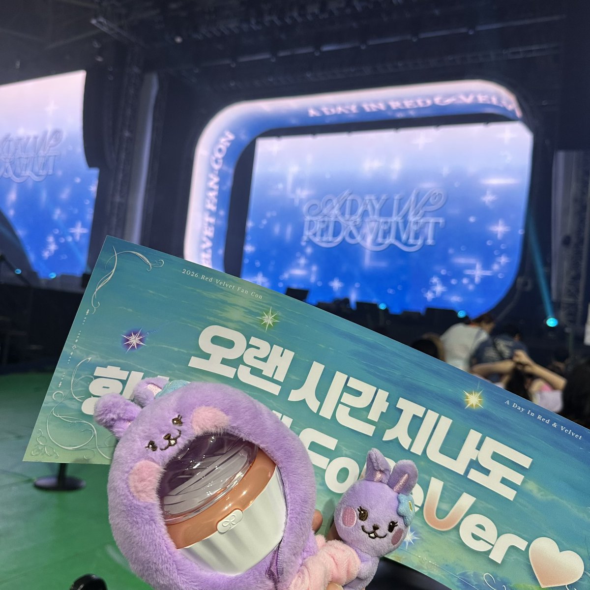 SheIsOneFlower's tweet photo. めっちゃくちゃ楽しかったけど、隣の人が近すぎてワンマンボン？で3回程頭を叩かれ、最終的に頭撫でられるという珍イベントが発生した3日目でした😊😊😊 https://t.co/8G5p64NqLl