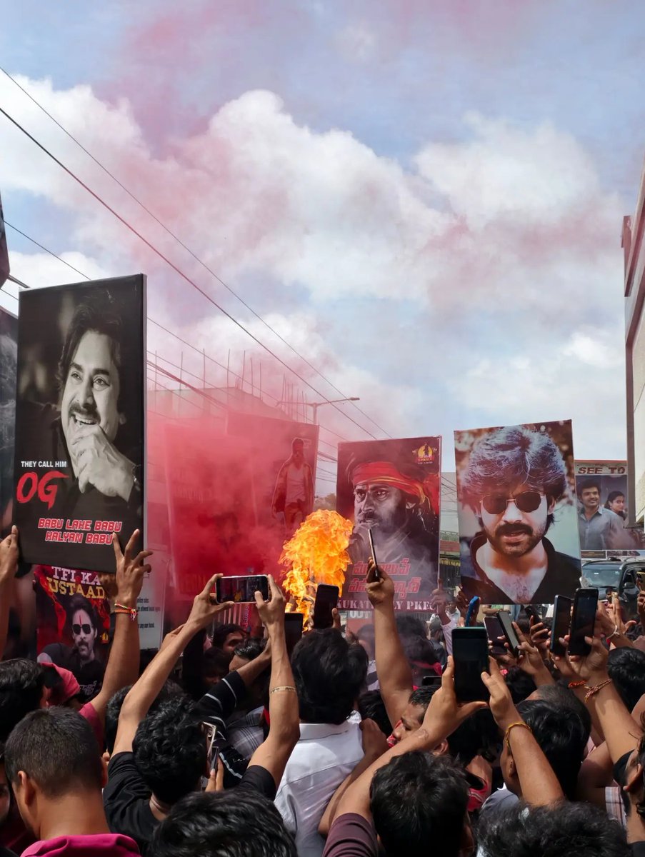 KukatpallyPKFC's tweet photo. NIZAM ki okkadey Babu Kalyan Babu 🔥

#PawanKalyan #OG2 
#Panja4k https://t.co/eZekBTaAvD