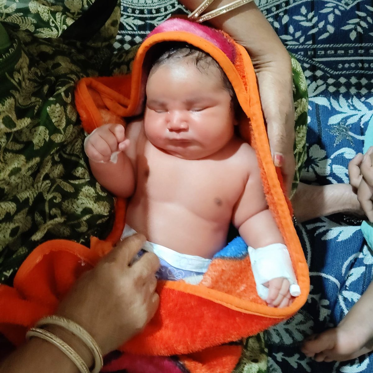 raviparmarIN's tweet photo. घर में भतीजा आया है और सामान्य रूप से पैदा हुआ है, मुंह से पैदा होने वाला कोई सीन नहीं है अपने यहां 🔥🔥 https://t.co/XeQcUGNS6o