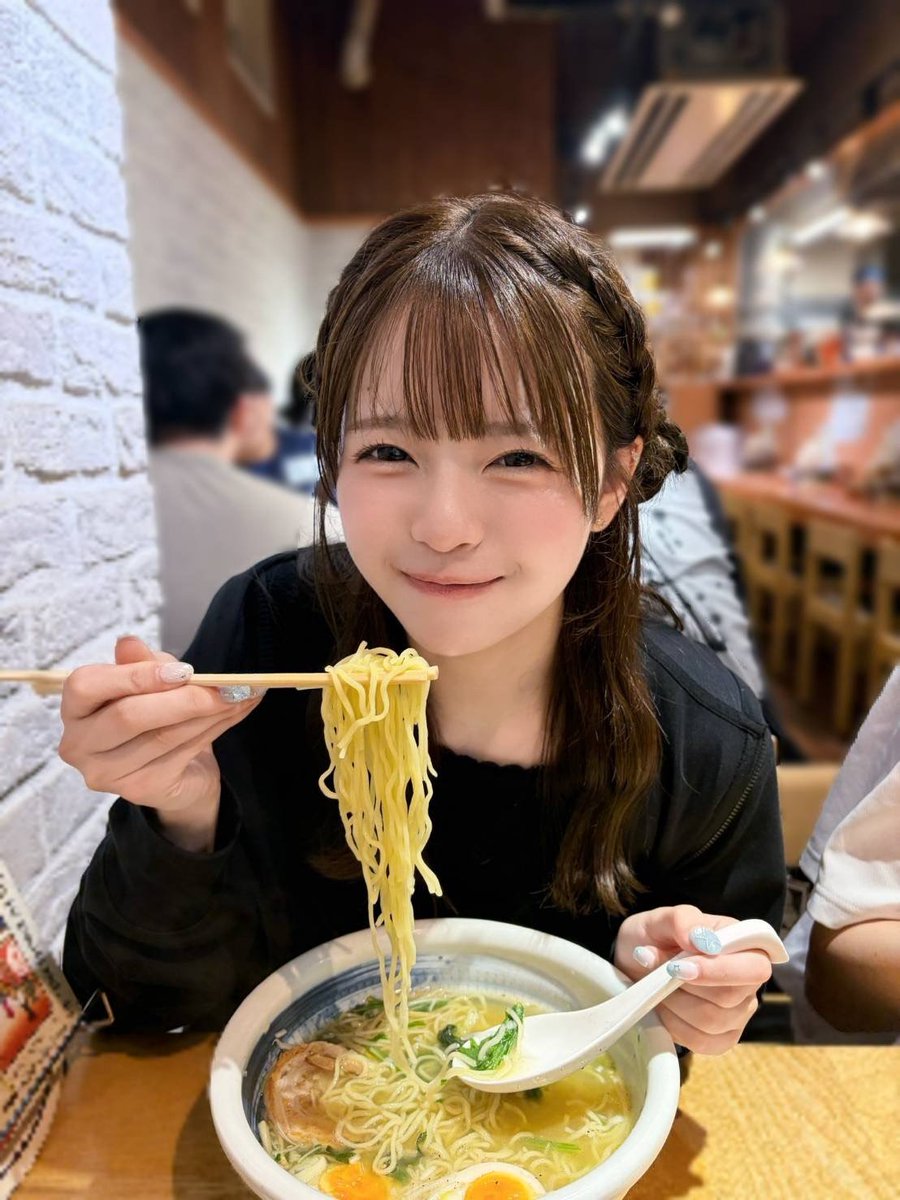 yhoshi2nd's tweet photo. 東京最後の夜はてんちゃんが前食べてたと思うラーメンで夜ご飯🍜🍥

友人がてんちゃんと同じメニューであろうラーメン。
自分は食べたいラーメンw(仲良しを添えて)
ゆうきちゃんには今流行ってるサングラス紹介しといたw https://t.co/OTzJ9id4uE