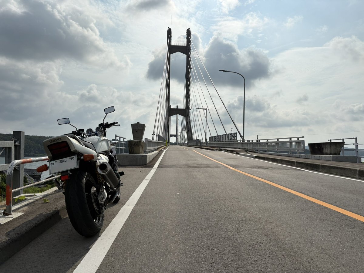 tmge_18312's tweet photo. 今日と昨日、乗ってました🏍️💨
日中は暑いので早朝に乗りました。

昨日は6時半に出発し能登島まで
行きましたが着いた時点で暑かったので
今日は4時に出発しました。

早朝は少し涼しいし道が空いているので
走りやすいです🏍️💨
また早朝ツーリングしよう😊 https://t.co/Fcxz9w1usK