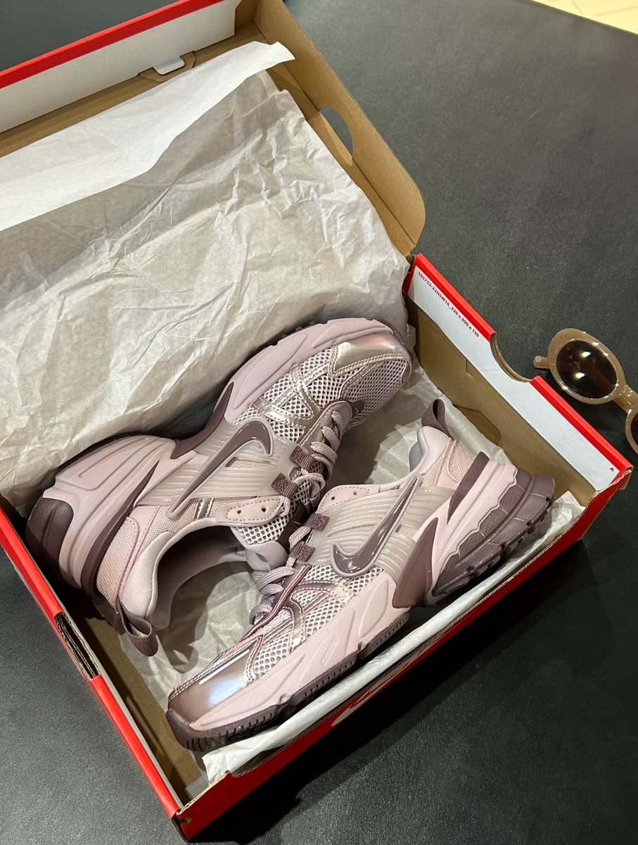 dJejingga's tweet photo. LANGSUNG NAKSIR... NIKE WARNA INI CANTIK BANGET 😭 cocok dipakai hangout dan jogging 🥹💗 https://t.co/3JlesUt9Tx