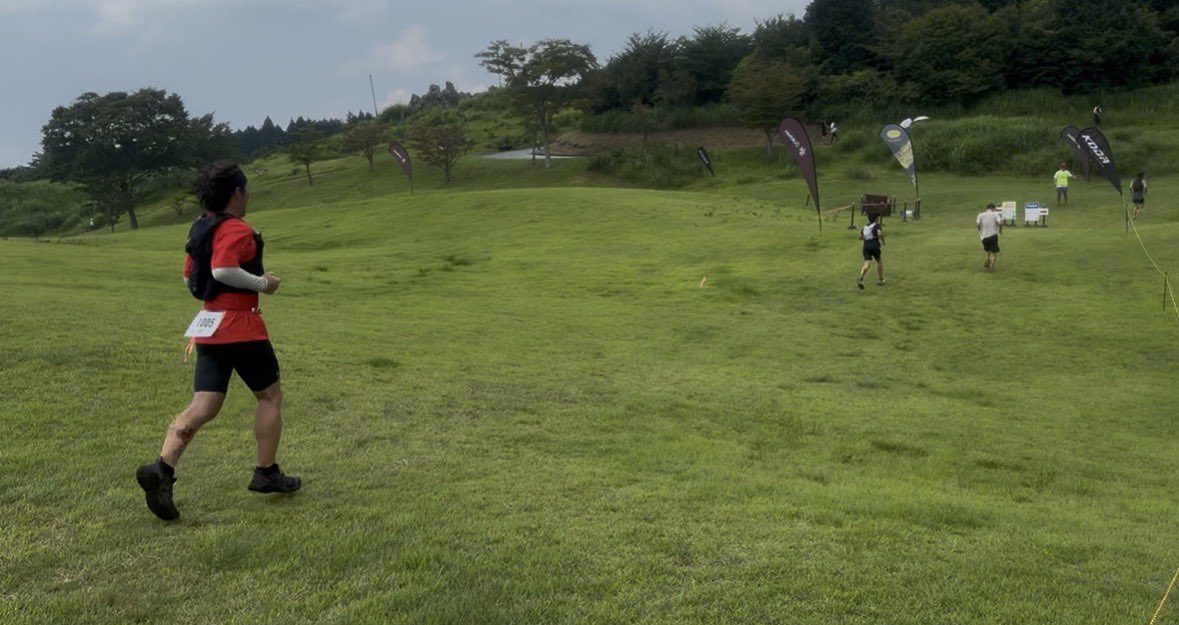 gamihi's tweet photo. 富士登山駅伝で迷惑をかけるわけにもいかずひっそりと近くの丘でトレイルランナーズカップ静岡。
調べてみたら9年振りの参加だってさ。
最近走り始めた弟に誘われたのもあるけど楽しかった。サブスリー狙ってもらおう😏
学習せず力も無いのにまた途中で先頭出てみてそのあとボロボロ。また３位笑 https://t.co/Qn8QLq8Z1i