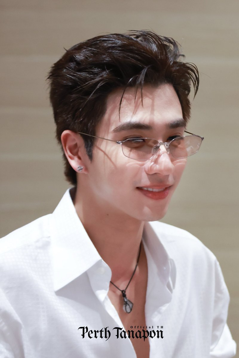 PerthOfficialTH's tweet photo. ฮืออ เชิ้ตขาว ยอมแล้วเฮีย 😭

PSD MOGULARRIVAL FS26

#งานมหกรรมนิยายนานาชาติ2026xPerthSanta https://t.co/xTiPhR4XDY