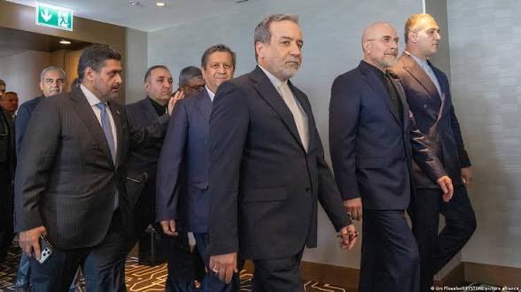 Arsha45914097's tweet photo. ما طرفدار مذاکره ایم ، برای در امان ماندن ملت مان ، 
ما طرفدار مذاکره ایم ، برای در امان ماندن نیروگاه هایمان 
ما طرفدار مذاکره ایم برای در امان ماندن پل های ایران 
ما طرفدار مذاکره ایم برای نسلهای آینده این سرزمین 
ما طرفدار جنگ نیستیم تا ایران آباد بماند 
ما از ایران تا پای جان دفاع می کنیم اگر هر قدرتی به ایران چپ نگاه کند ، 
جناب نبویان ، تو فکر کن برای نجات دشمن ، برای ایرانیان تو و افکار پوسیده تو هیچ اهمیتی ندارد .