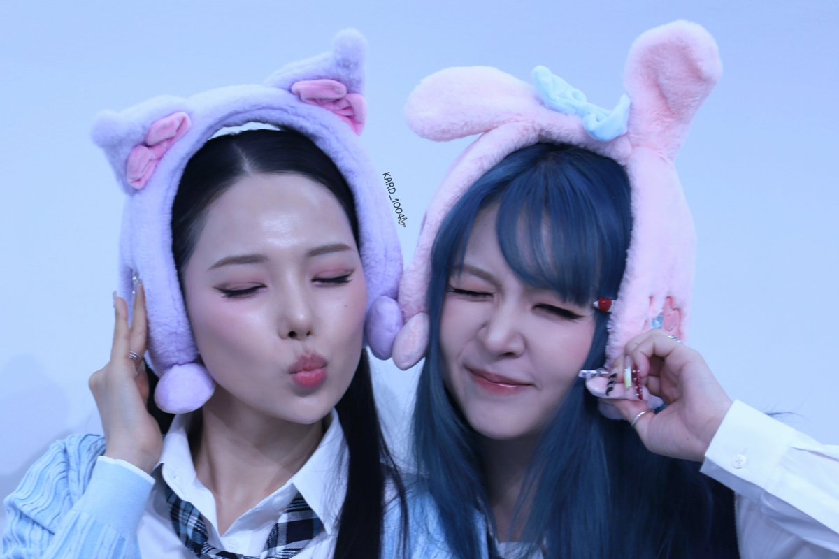 kard_1004's tweet photo. 260802 카드 위드뮤 팬사인회 대면

Kuromi &amp; My Melody 이쁜 언니들 💓

#KARD #HiddenKARD #전지우 #전소민 #JIWOO #SOMIN https://t.co/Tdi1B7pF0Z