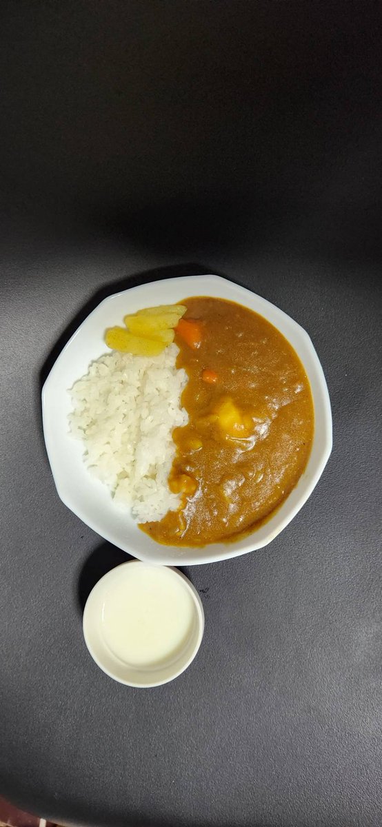 cozyfox49's tweet photo. 今日の晩御飯は、クレーンパークでGETしたカレーセット、牛乳もGETしたので、牛乳寒天をつくったよ
#KTG
#クレパ https://t.co/T0ly52Dalk