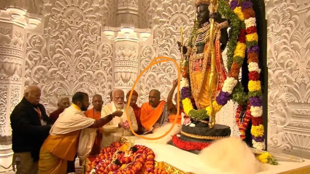 Pawankhera's tweet photo. बीजेपी भी अजीब है।

साधु के वस्त्र चंदा चोर पहने, कोई और नहीं।

राम मंदिर की प्राण प्रतिष्ठा में अनिल मिश्रा साधु के वस्त्र पहनकर मोदी जी के बगल में ही खड़े थे। ये वही अनिल मिश्रा हैं जिन्हें चंदा चोरी विवाद में अपनी कथित भूमिका के कारण राम मंदिर ट्रस्ट से इस्तीफ़ा देना पड़ा।

तब किसी को सनातन धर्म या साधु-संतों का अपमान नज़र नहीं आया।

लेकिन वही वस्त्र एक जनप्रतिनिधि व्यंग्य के लिए पहने, तो पाप हो गया।

आज चंदा चोरी से लेकर पेपर लीक और बच्चों पर हुए दमन तक, हर मोर्चे पर इस सरकार की थू-थू हो रही है।

इसलिए अब असंगत केस करके ध्यान भटकाने और अपना उल्लू सीधा करने की कोशिश की जा रही है।