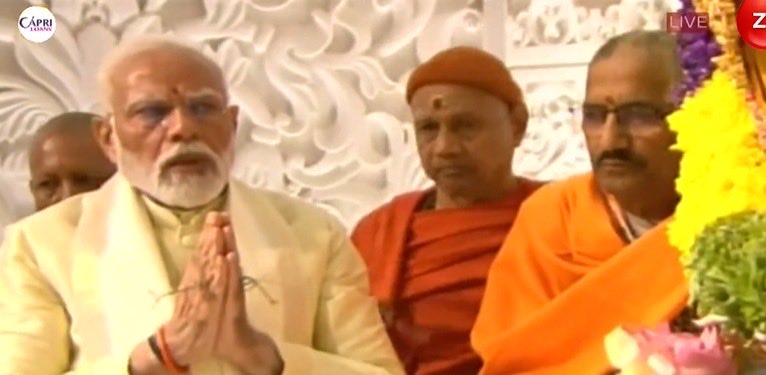 Pawankhera's tweet photo. बीजेपी भी अजीब है।

साधु के वस्त्र चंदा चोर पहने, कोई और नहीं।

राम मंदिर की प्राण प्रतिष्ठा में अनिल मिश्रा साधु के वस्त्र पहनकर मोदी जी के बगल में ही खड़े थे। ये वही अनिल मिश्रा हैं जिन्हें चंदा चोरी विवाद में अपनी कथित भूमिका के कारण राम मंदिर ट्रस्ट से इस्तीफ़ा देना पड़ा।

तब किसी को सनातन धर्म या साधु-संतों का अपमान नज़र नहीं आया।

लेकिन वही वस्त्र एक जनप्रतिनिधि व्यंग्य के लिए पहने, तो पाप हो गया।

आज चंदा चोरी से लेकर पेपर लीक और बच्चों पर हुए दमन तक, हर मोर्चे पर इस सरकार की थू-थू हो रही है।

इसलिए अब असंगत केस करके ध्यान भटकाने और अपना उल्लू सीधा करने की कोशिश की जा रही है।