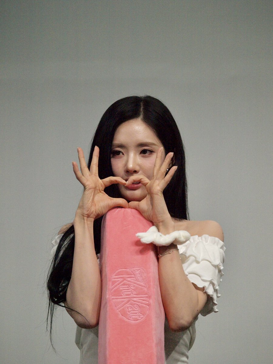 whiteworld33's tweet photo. 260802Vitamin ME팬사인회

#fromis_9 #프로미스나인 #VitaminME #팬사인회 #지원 #jiwon https://t.co/ActGUTBjNi