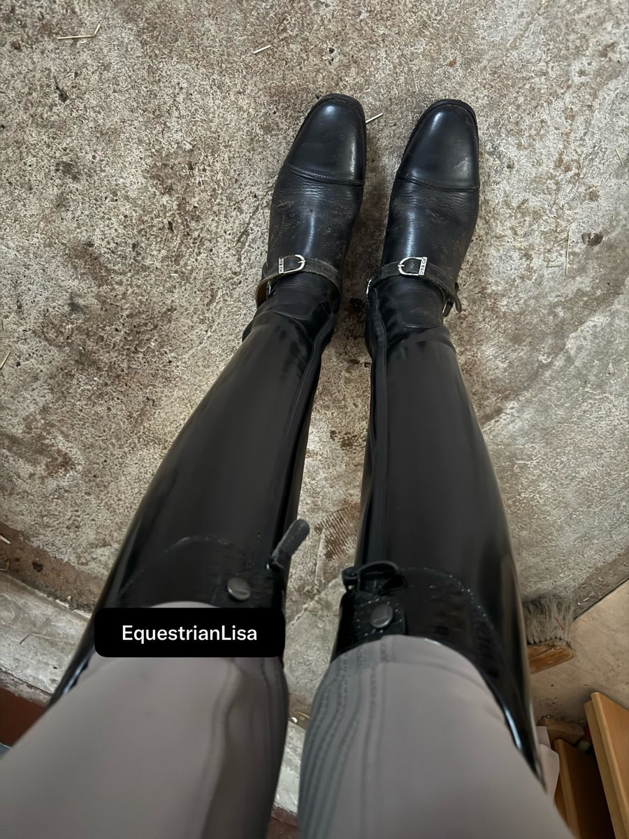 EquestrianLisa's tweet photo. Meine geliebten Dressurstiefel - gründlich geputzt von einer Sklavenzunge 😈😋

#Herrin #Sklave #Reitherrin #Reitstiefel #Lack #Reithose #Sporen https://t.co/UFGAedgYeE