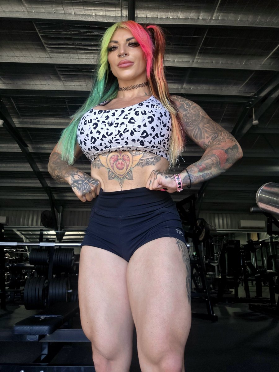 Jaymiijigsaw's tweet photo. RT if you ain’t scared of some leg https://t.co/voqhAup0xD