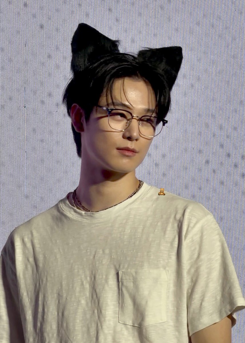 dailyljy's tweet photo. the most black cat someone has ever looked https://t.co/BliKfx0cHX