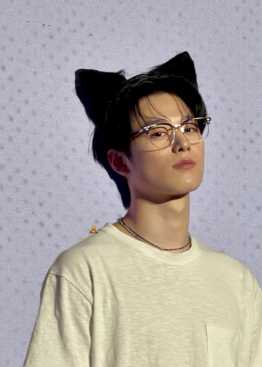 dailyljy's tweet photo. the most black cat someone has ever looked https://t.co/BliKfx0cHX
