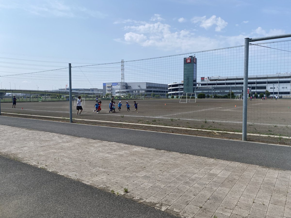 fcathleta's tweet photo. サッカー経験のあるコーチもサッカー経験のない？お父さんコーチも外から色々とコーチングするくらいなら、一緒にプレーすればいいのになって思う派です。 https://t.co/33VPVPP8ef