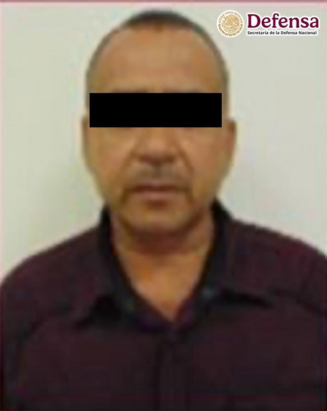 Ar1zZ17's tweet photo. Dudas sobre las detenciones del día de ayer en Michoacán

Capturaron a Alfonso Fernández Magallón, alias “La Quiringua”, señalado como presunto líder del Cártel de Los Reyes, el día de ayer tras los operativos en Los Reyes y Peribán. Esto está plenamente confirmado: Harfuch publicó en sus redes un mensaje y una fotografía del criminal.

Pero, también se decía que había sido detenido Luis Enrique Barragán Chávez, alias “El R5” o “El Wicho”. De hecho circuló una fotografía donde se le ve al lado de un elemento de las Fuerzas Armadas, además de que varios medios dijeron que se trataba de dos detenciones de objetivos prioritarios, él sería el segundo. Pero en ninguna cuenta del Gabinete de Seguridad (SSPC, Sedena, Semar, etc.) aparece alguna confirmación de su detención. Tampoco en el Registro Nacional de Detenciones. 
A menos que hoy den a conocer su captura, no se puede dar por hecho que haya ocurrido. Aunque esto nos hace pensar mal. 

Esperemos...