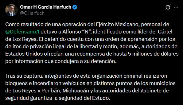 Ar1zZ17's tweet photo. Dudas sobre las detenciones del día de ayer en Michoacán

Capturaron a Alfonso Fernández Magallón, alias “La Quiringua”, señalado como presunto líder del Cártel de Los Reyes, el día de ayer tras los operativos en Los Reyes y Peribán. Esto está plenamente confirmado: Harfuch publicó en sus redes un mensaje y una fotografía del criminal.

Pero, también se decía que había sido detenido Luis Enrique Barragán Chávez, alias “El R5” o “El Wicho”. De hecho circuló una fotografía donde se le ve al lado de un elemento de las Fuerzas Armadas, además de que varios medios dijeron que se trataba de dos detenciones de objetivos prioritarios, él sería el segundo. Pero en ninguna cuenta del Gabinete de Seguridad (SSPC, Sedena, Semar, etc.) aparece alguna confirmación de su detención. Tampoco en el Registro Nacional de Detenciones. 
A menos que hoy den a conocer su captura, no se puede dar por hecho que haya ocurrido. Aunque esto nos hace pensar mal. 

Esperemos...