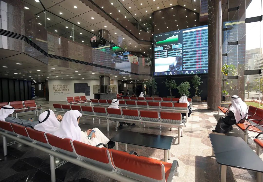 TadawoulCom's tweet photo. استهلت الأسواق المالية العربية تعاملات الأحد 2 أغسطس 2026 بمكاسب جماعية، في أولى جلسات شهر أغسطس، رغم استمرار حالة الترقب للتطورات الجيوسياسية في الشرق الأوسط. وجاء الأداء الإيجابي بعد إعلان الرئيس الأمريكي دونالد ترامب تأجيل تنفيذ هجوم جديد على إيران لإتاحة المجال أمام التوصل إلى اتفاق بشأن البرنامج النووي الإيراني وإعادة فتح مضيق هرمز، وهو ما خفف جزئيًا من مخاوف المستثمرين بشأن اتساع رقعة الصراع.
للاطلاع على المزيد من التفاصيل، اضغط هنا: https://t.co/dILUfxCHIc
