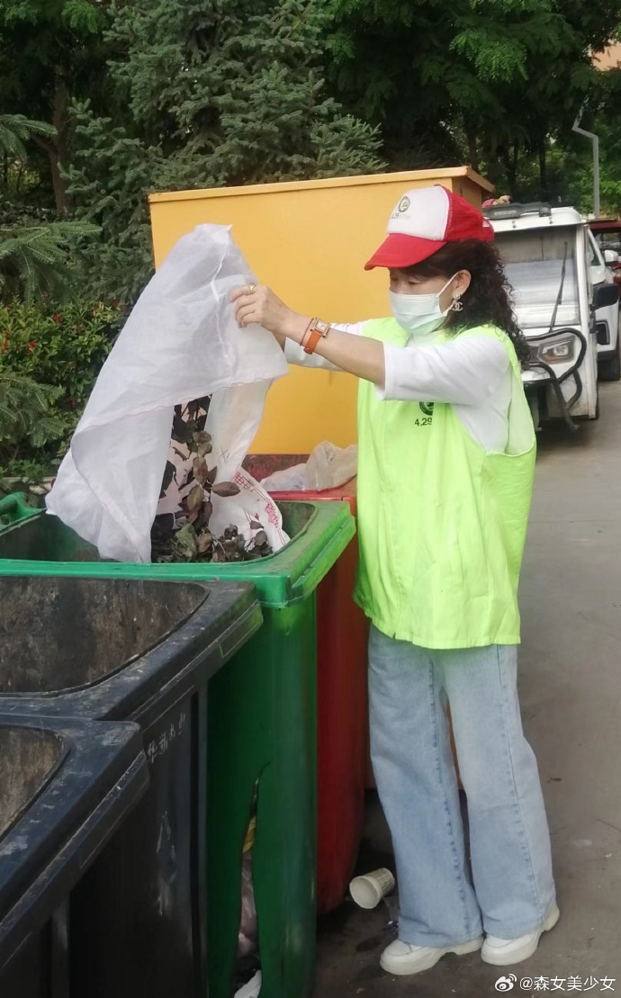 TabathaKochen's tweet photo. Today I joined the community park cleanup volunteer activity! Picked up 3 full trash bags, chatted with lovely neighbors, and made our local green space a little nicer. Small efforts add up  #VolunteerService #CommunityLove， https://t.co/f5Sg7mE2ow