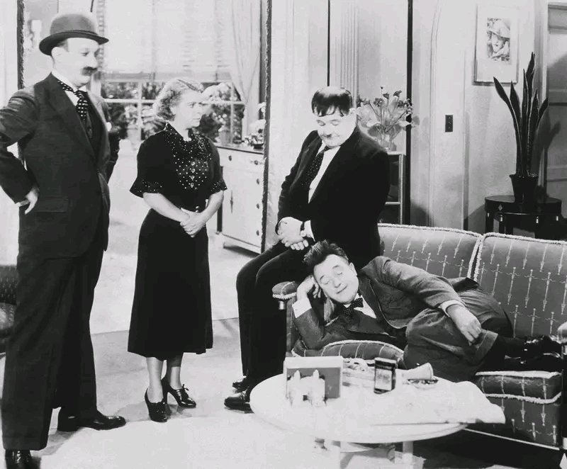 laurelHardyNews's tweet photo. As for you, I have a good mind to throw you out!

#LaurelAndHardy
#StanAndOllie
#StanLaurel
#OliverHardy
#JamesFinlayson
#DaphnePollard
#ThickerThanWater https://t.co/BKsKCCZW3E