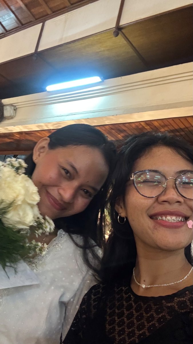 Sals1Far's tweet photo. Gacor kali kemaren bisa dapat hand bouquet nikahan 2 kali eoakaowkkwkwksksks https://t.co/7hjCW632la