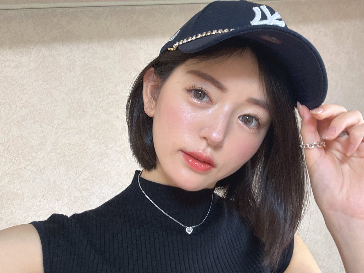 tegakari_Q's tweet photo. 新しいキャップこんなの🧢🖤
スワロフスキーコラボだからクリスタルのチェーンがかわいいのᐡ ̳ᴗ ̫ ᴗ ̳ᐡ♡ https://t.co/xhmISowJtG