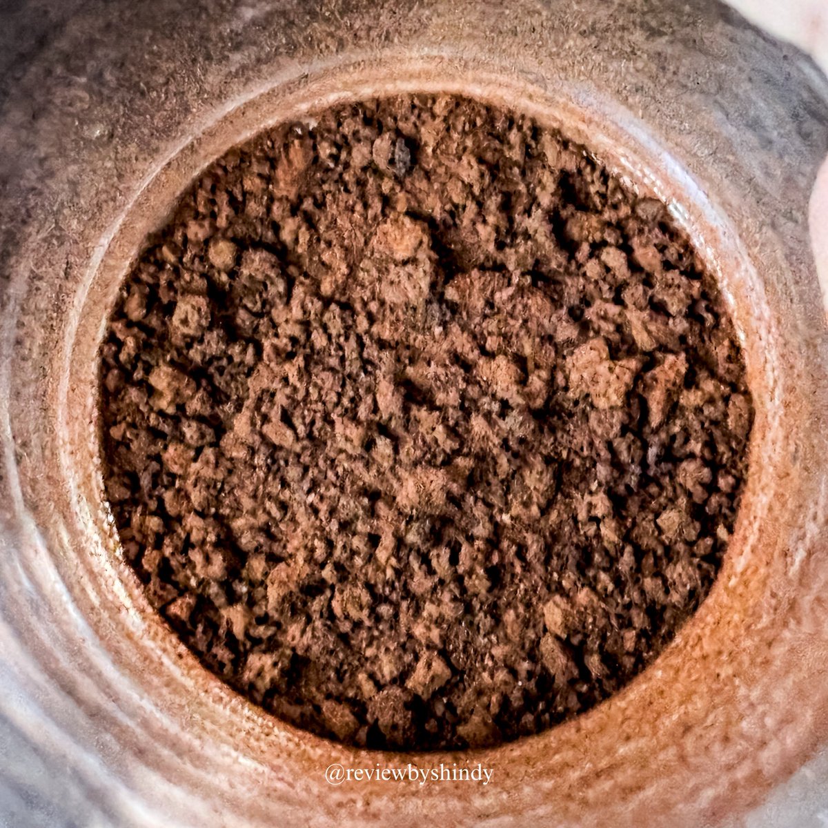reviewbyshindy's tweet photo. Karena aku doyan kopi, jadi aku mau spill kopi yang setiap hari aku minum ☕🤎

Nescafe Classic ini rasanya bold, aroma kopi yg khas, dan gak ada ampasnya. Tinggal seduh lalu tambah creamer, gula aren, susu dan es batu jadi deh es kopi favoritku😁

https://t.co/DdPZgBMrbH https://t.co/w7iI1zwKzc