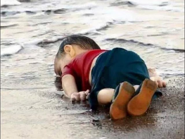 Jadouken10's tweet photo. Si fuera cierto nos habrían restregado sus cadáveres por todos los telediarios del continente como hicieron con este niño. https://t.co/vI1eaDQ5wn