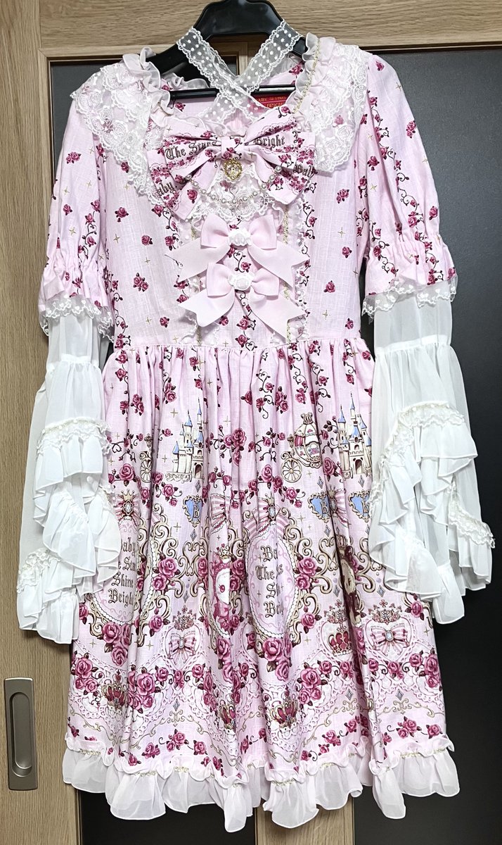 dolly_riz's tweet photo. くみゃちゃんの La Princesse Éternelle柄受け取って来ました👗✨
色迷ったけどやっぱりピンクが好きなのでピンクにしました🥰🩷
エシャルプとオーバースカート2種が落選してしまったので増産祈りたい🙏
ファッションショーノベルティの色違いとくみゃちゃんレースお袖留めは店頭でお迎え☺️
#購入品 https://t.co/ZvkSMfN1sb