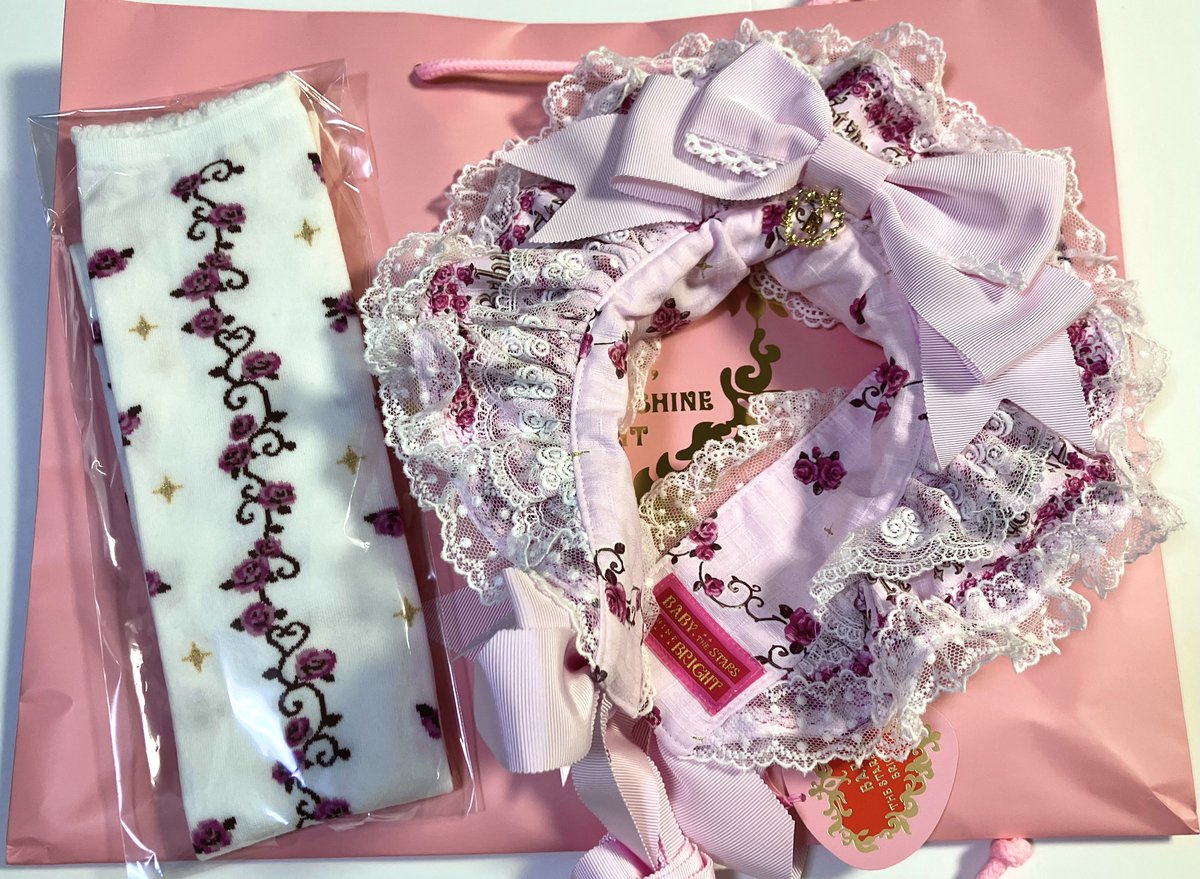 dolly_riz's tweet photo. くみゃちゃんの La Princesse Éternelle柄受け取って来ました👗✨
色迷ったけどやっぱりピンクが好きなのでピンクにしました🥰🩷
エシャルプとオーバースカート2種が落選してしまったので増産祈りたい🙏
ファッションショーノベルティの色違いとくみゃちゃんレースお袖留めは店頭でお迎え☺️
#購入品 https://t.co/ZvkSMfN1sb