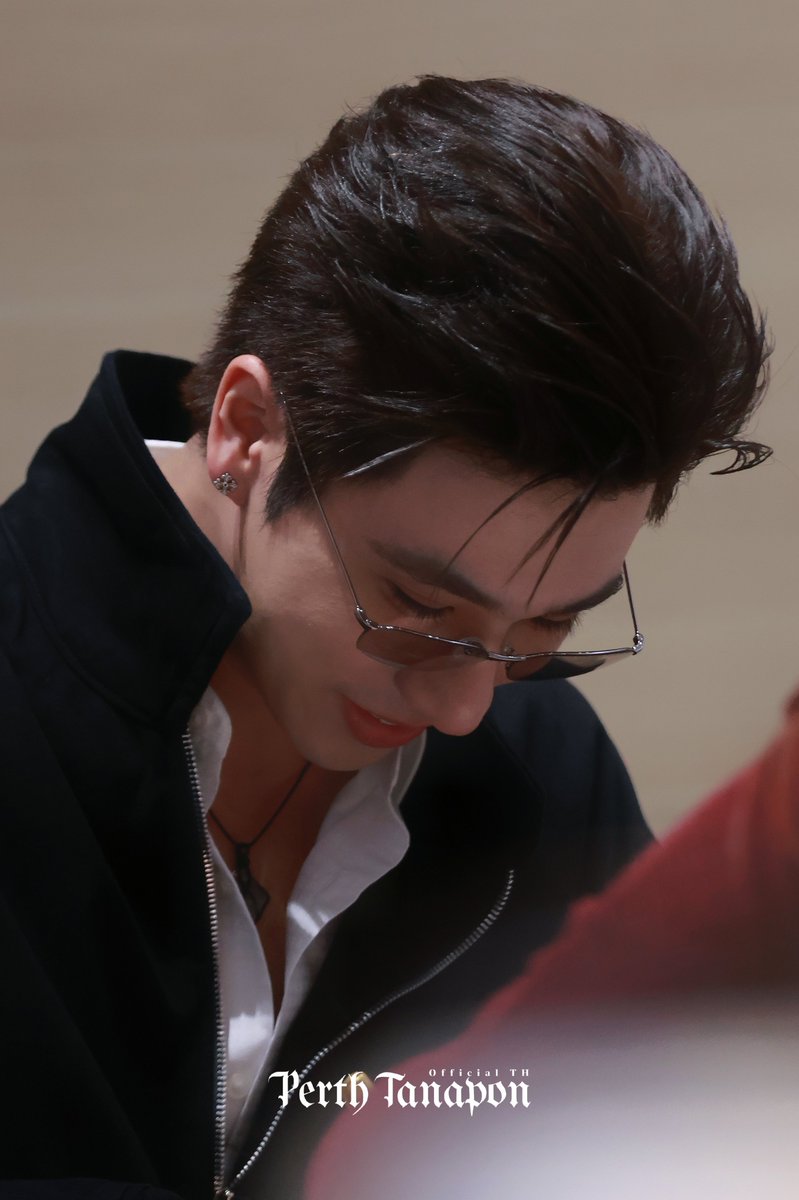 PerthOfficialTH's tweet photo. มุมนี้ผมยอมตุยย

PSD MOGULARRIVAL FS26

#งานมหกรรมนิยายนานาชาติ2026xPerthSanta https://t.co/sDjNcciE7w