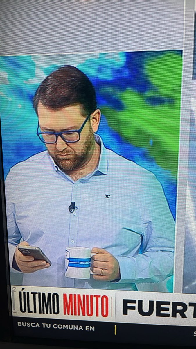 macz67's tweet photo. @meganoticiascl @Mega hasta cuándo tendremos q soportar a este seudo periodista No es primaria ya ,objetivo e Imparcial y al contrario es un activista político de izquierda al igual q el productor y director del programa! ! https://t.co/6djqvO15QU