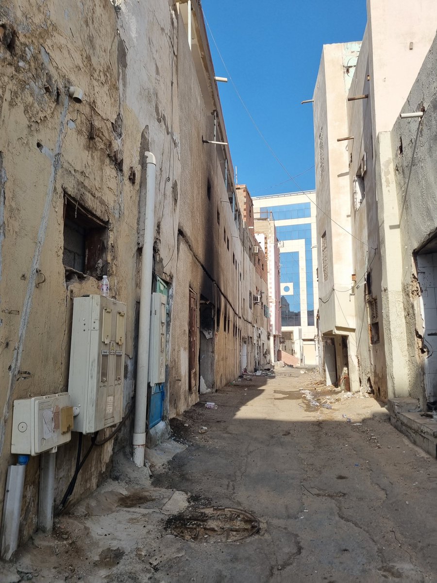 mva991234511's tweet photo. السلام عليكم ورحمة الله وبركاته

إلى أمانة محافظة جدة والجهات ذات العلاقة 
@makkahregion @Momah_SA
@majedhogail @JeddahAmanah
@Balady_CS @AmanahSupport
@Energy_Friend @nwc_media

توجد عدة مبانٍ مهجورة في حي #الشرفية غرب مجمع عيادات العبير الطبية وهي مهجورة منذ عدة سنوات وقد تم رفع العديد من البلاغات بشأنها إلا أنه حتى اليوم لم تتم أي معالجة فعلية على أرض الواقع .

وتشكل هذه المباني مصدر ��لق للسكان ومن خلال معاينة الموقع لوحظ وجود تعدٍ على شبكة الكهرباء حيث يتم تمديد أسلاك كهربائية خارجية بطريقة غير نظامية دون العدادات إضافة إلى تركيب مكيفات داخل المباني المهجورة .

كما لوحظ وجود تعدٍ على شبكة المياه باستخدام ليات مياه لعدم وجود عدادات .

وقد سبق رفع عدة بلاغات إلى الشركة السعودية للكهرباء ويتم إزالة التوصيلات المخالفة إلا أنها تعود مرة أخرى .

كما أن على بعض هذه المباني إشعارات مراجعة سابقة صادرة من بلدية الشرفية إضافة إلى وجود إشعار إزالة على أحد المباني بتاريخ 
1446/09/02هـ إلا أن الوضع لا يزال كما هو دون معالجة شاملة حتى الآن .

وأرفق صورًا ��وضح ذلك .

كما لا يخفى عليكم أن استمرار بقاء هذه المباني المهجورة دون معالجة قد يؤدي إلى انتقال الأشخاص الذين كانوا يترددون على المباني المهجورة في حي البغدادية الشرقية إليها لكونها قريبة من الموقع .

لذلك نأمل من أمانة محافظة جدة وكافة الجهات ذات العلاقة سرعة معالجة الموقع وإزالة المباني المهجورة أو معالجة أوضاعها ومعالجة جميع التعديات حفاظًا على سلامة السكان والمنطقة .

أرقام البلاغات  :
INC-25-02-034126 - INC-25-05-027392 - INC-25-08-189672 - INC-25-10-019613 - INC-25-10-071329 - INC-25-10-091471 - INC-25-11-083419 - INC-25-11-156545 - INC-25-12-016970 - INC-25-12-042043 - INC-26-01-178788 - INC-26-03-157340 - INC-26-06-181139
 
📍الموقع : حي الشرفية

https://t.co/2TaKGDq6qj