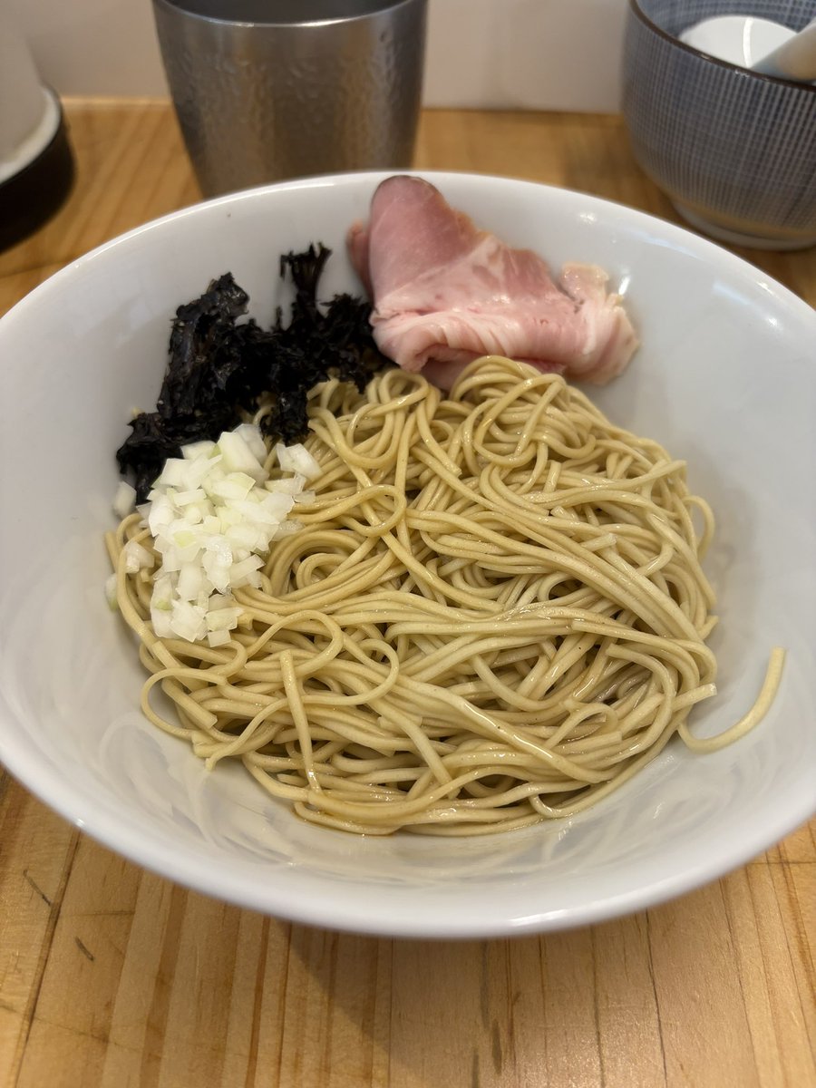 yu12_ColorColor's tweet photo. 中華そば つぼみ  富山市
煮干そば、替え玉

限定20食の濃厚煮干を求めてつぼみへ行くも
行列すご！完全敗北です😂

気分を切り替えいつもの煮干を注文
本日の煮干は旨味が強く塩分もやや強め

この暑さにはちょうどいい感じの塩加減♬

今日も今日とて煮干そばが美味しい😋
いい煮干補給できました🐟 https://t.co/9JHDSCGFiZ