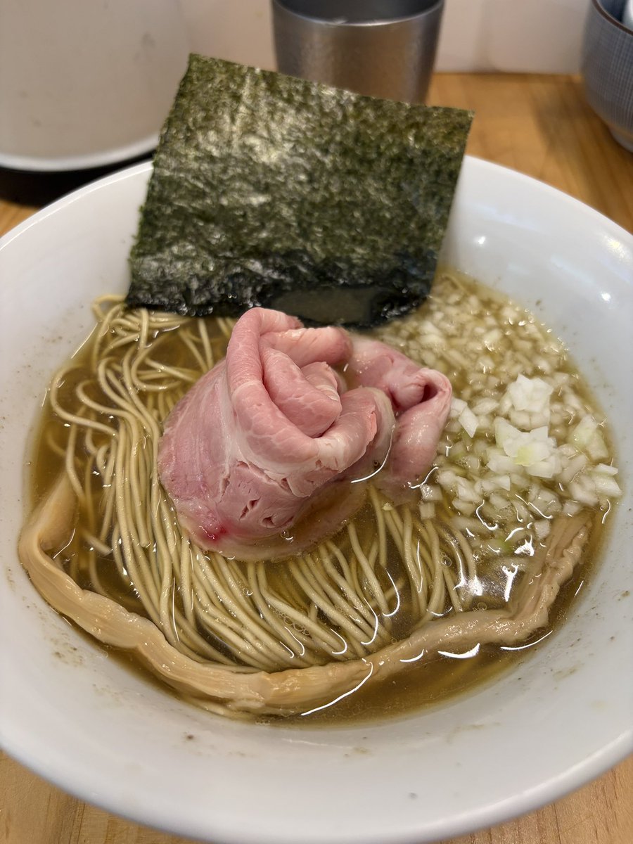 yu12_ColorColor's tweet photo. 中華そば つぼみ  富山市
煮干そば、替え玉

限定20食の濃厚煮干を求めてつぼみへ行くも
行列すご！完全敗北です😂

気分を切り替えいつもの煮干を注文
本日の煮干は旨味が強く塩分もやや強め

この暑さにはちょうどいい感じの塩加減♬

今日も今日とて煮干そばが美味しい😋
いい煮干補給できました🐟 https://t.co/9JHDSCGFiZ