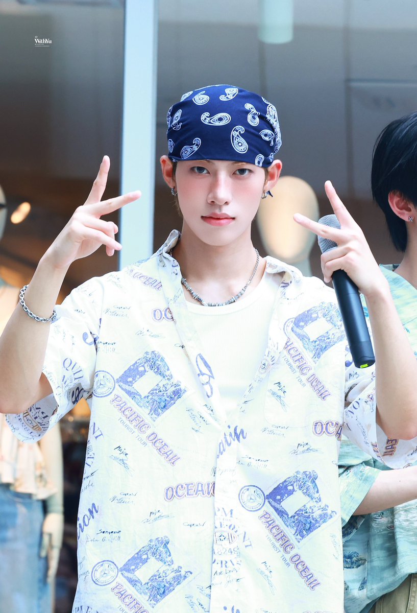 WithYu_0506's tweet photo. 260802 코엑스  버스킹
누에라 4집 .exe 많관부💕

#NouerA_exe 
#NouerA #유섭 #Yuseop #누에라
@nouera_official https://t.co/BqOkMVGZrp